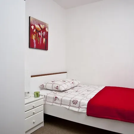 Ingrid - Four Bedroom With Pool Holiday home *
