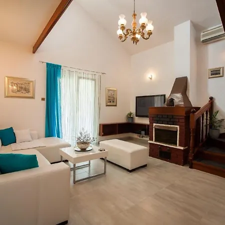 Ingrid - Four Bedroom With Pool *