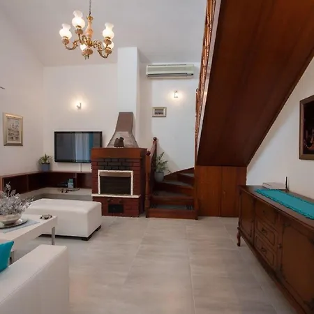 Hébergement de vacances Ingrid - Four Bedroom With Pool *