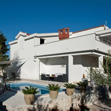 Hébergement de vacances Ingrid - Four Bedroom With Pool