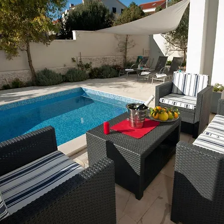 Ingrid - Four Bedroom With Pool 트로기르