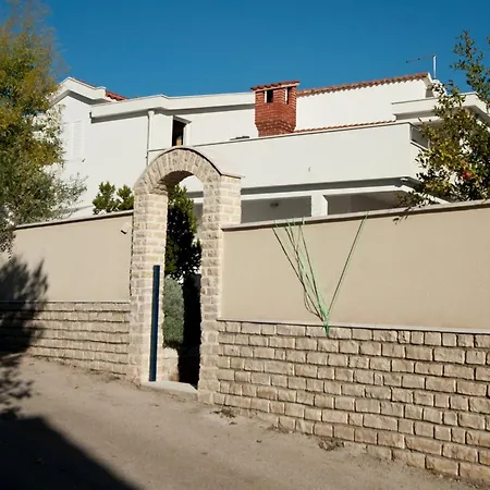 Ingrid - Four Bedroom With Pool Дом отдыха Трогир