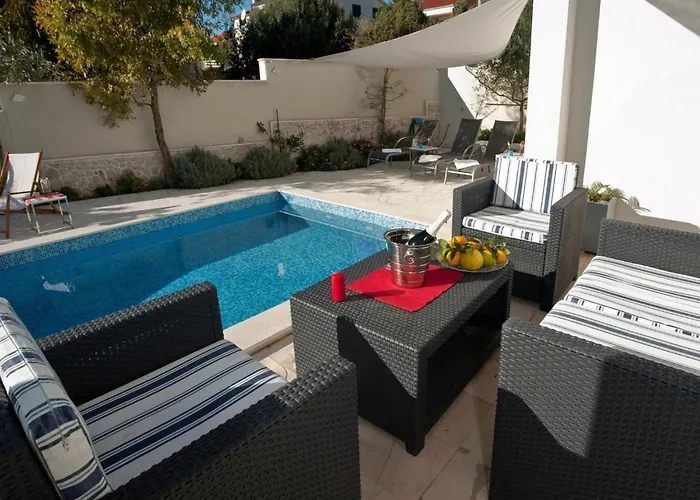 Ingrid - Four Bedroom With Pool 特罗吉尔