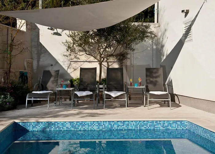 Ingrid - Four Bedroom With Pool 特罗吉尔