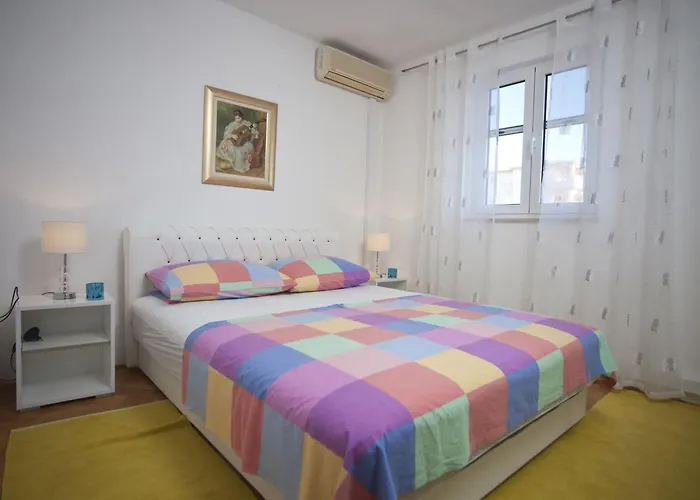 Ingrid - Four Bedroom With Pool Prázdninový dům *